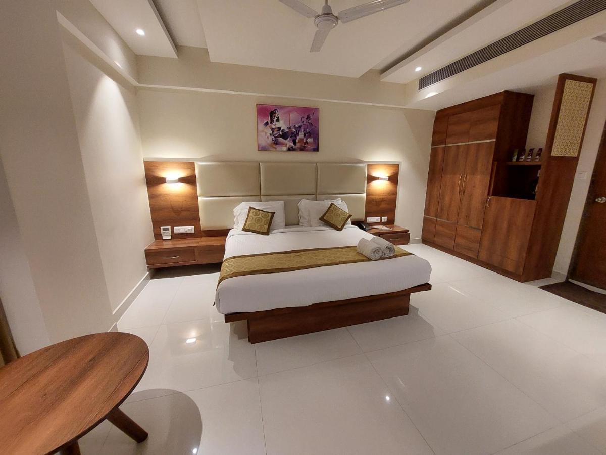 Hotel Tranquil מניפלה מראה חיצוני תמונה
