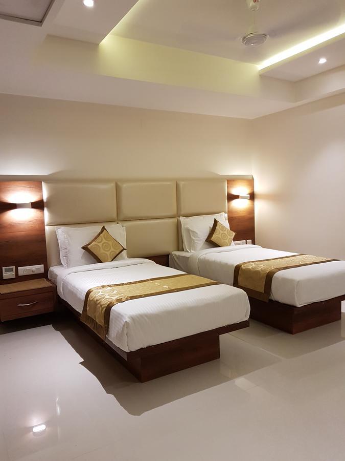 Hotel Tranquil מניפלה מראה חיצוני תמונה