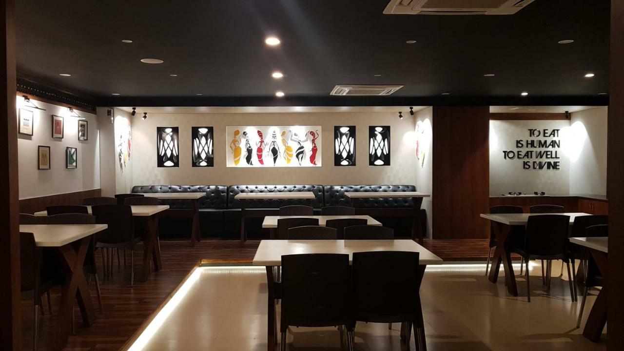 Hotel Tranquil מניפלה מראה חיצוני תמונה